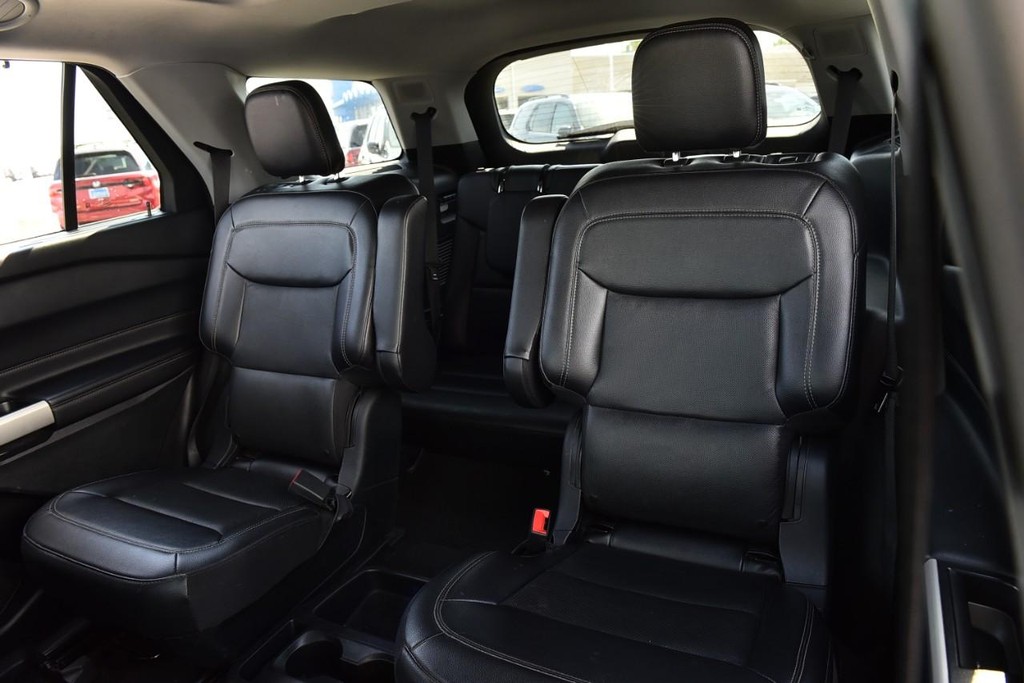 Ford Explorer Vehicle Full-screen Gallery Image 23