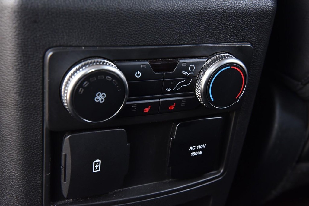 Ford Explorer Vehicle Full-screen Gallery Image 24