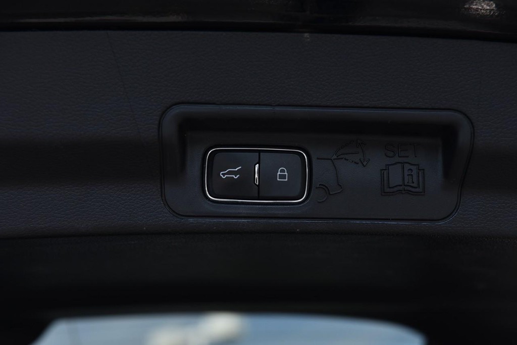 Ford Explorer Vehicle Full-screen Gallery Image 27