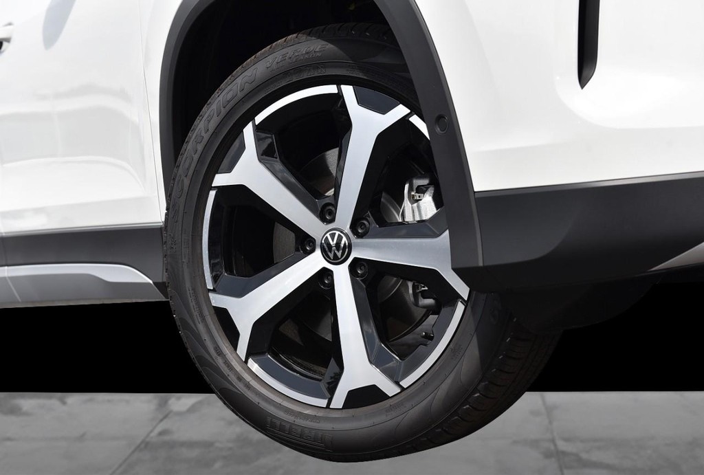 Volkswagen Tiguan Vehicle Full-screen Gallery Image 3