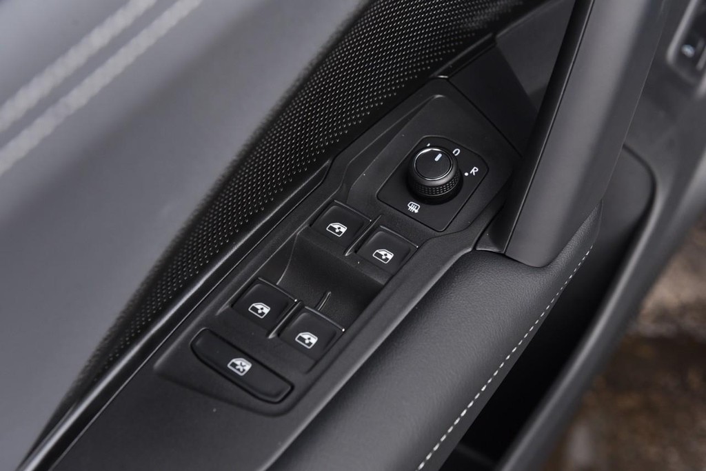Volkswagen Tiguan Vehicle Full-screen Gallery Image 8