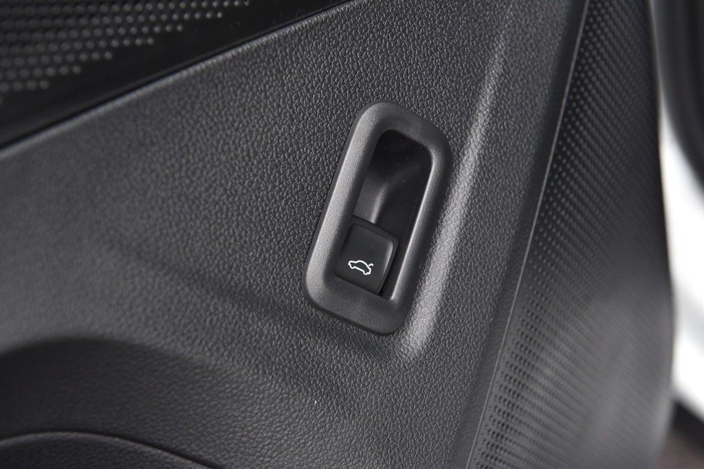 Volkswagen Tiguan Vehicle Full-screen Gallery Image 9