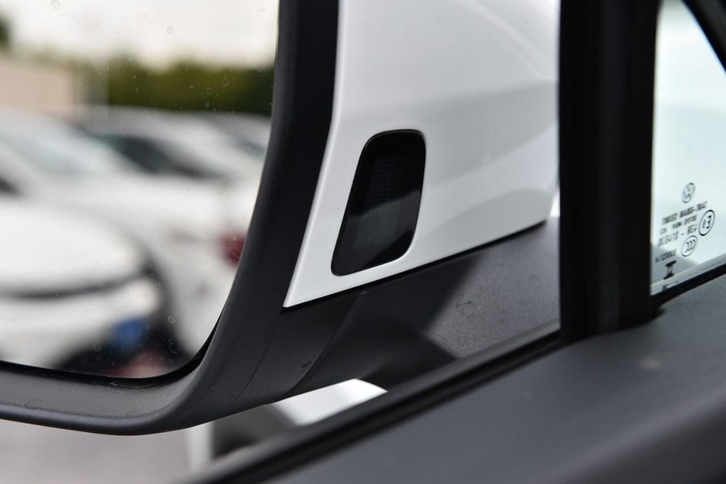 Volkswagen Tiguan Vehicle Full-screen Gallery Image 10