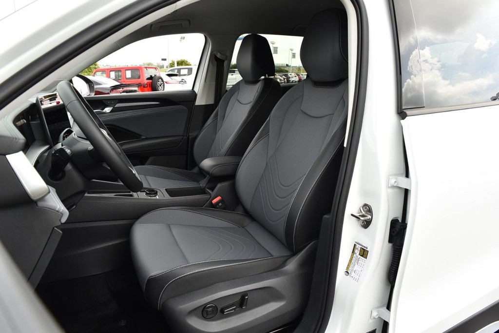 Volkswagen Tiguan Vehicle Full-screen Gallery Image 19