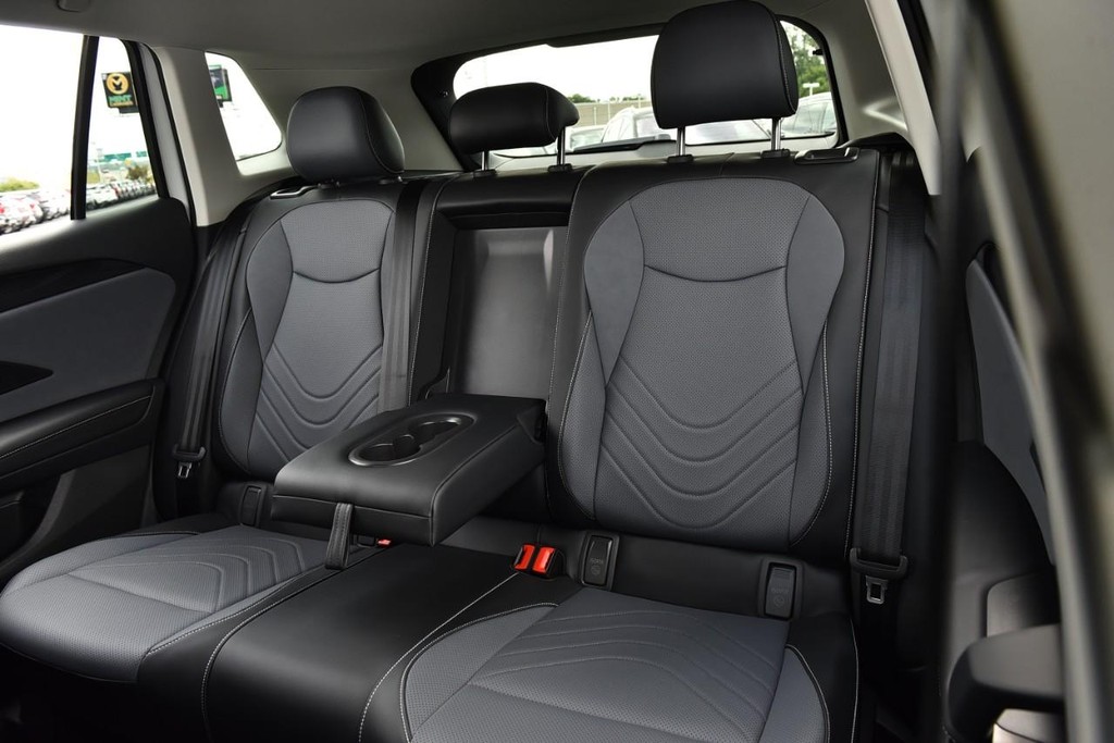 Volkswagen Tiguan Vehicle Full-screen Gallery Image 21