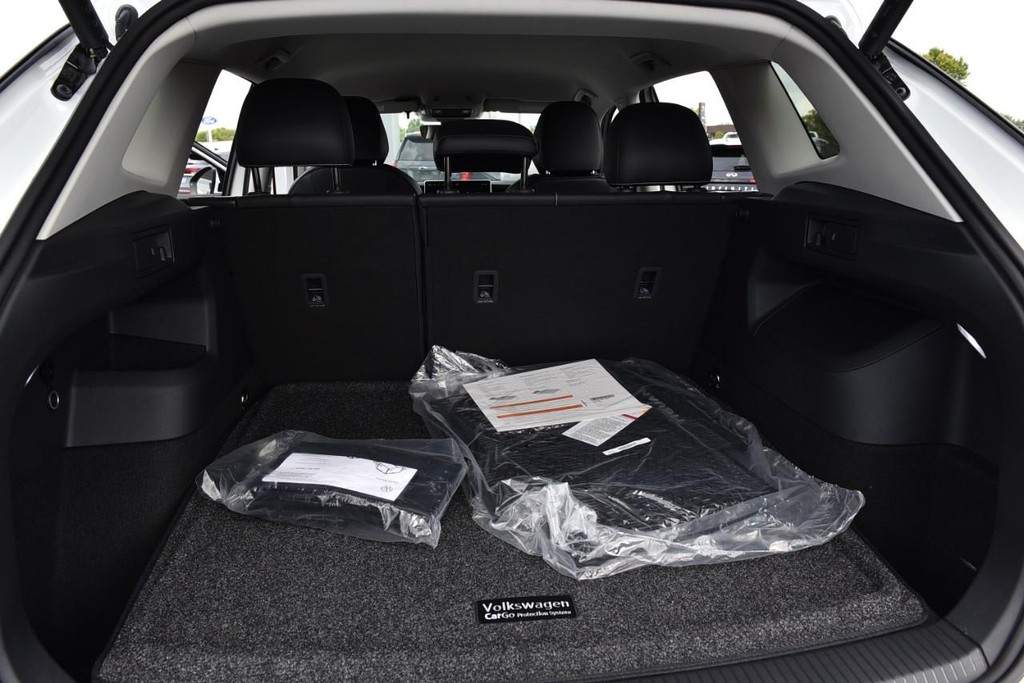 Volkswagen Tiguan Vehicle Full-screen Gallery Image 24