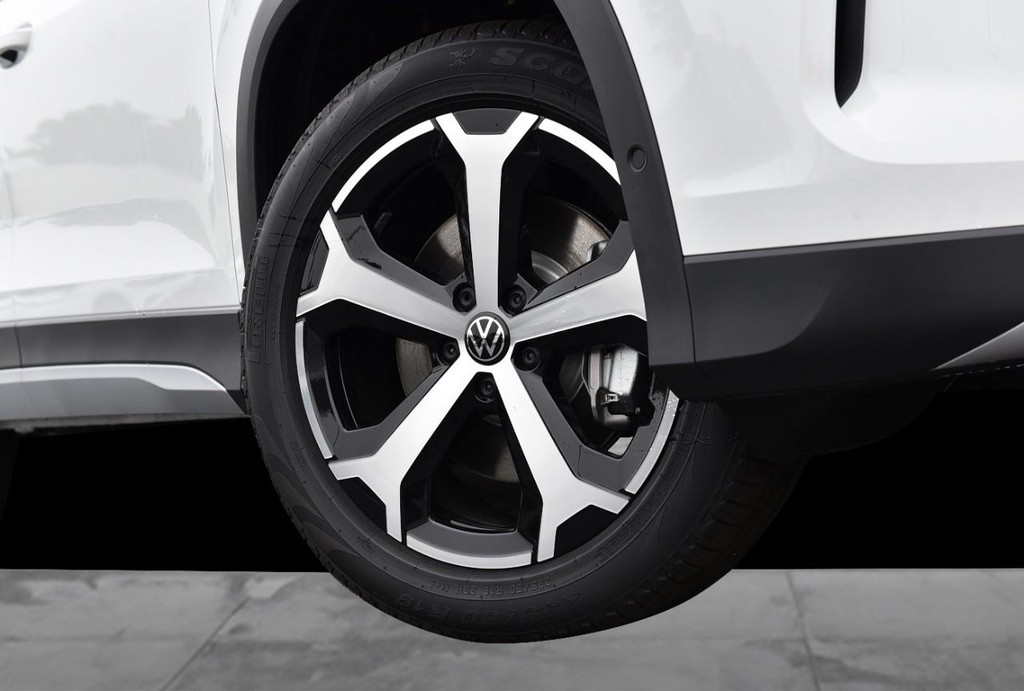 Volkswagen Tiguan Vehicle Full-screen Gallery Image 3