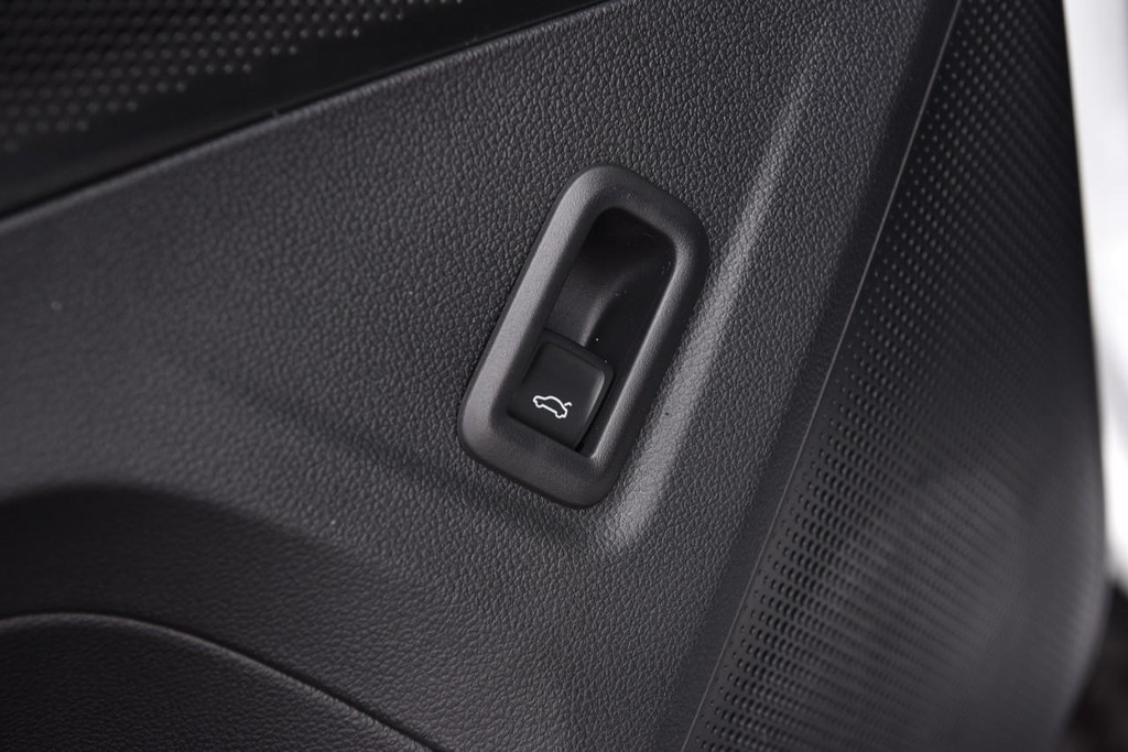 Volkswagen Tiguan Vehicle Full-screen Gallery Image 9