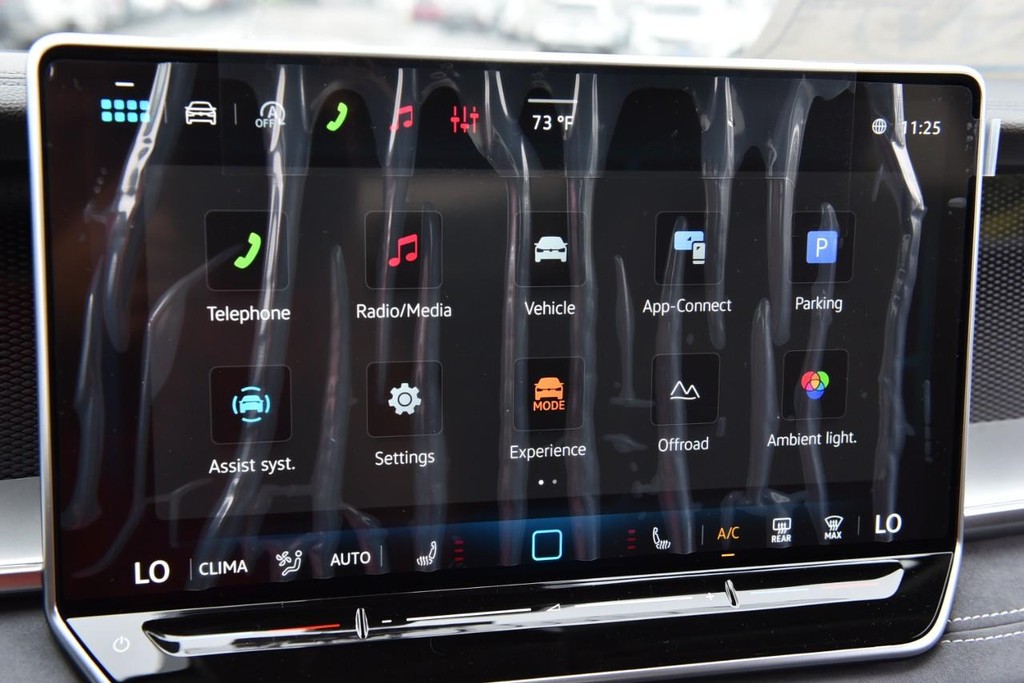 Volkswagen Tiguan Vehicle Full-screen Gallery Image 15