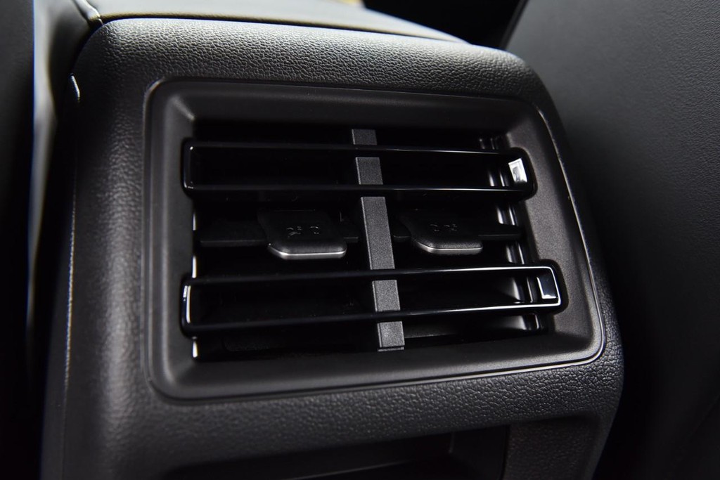 Volkswagen Tiguan Vehicle Full-screen Gallery Image 22