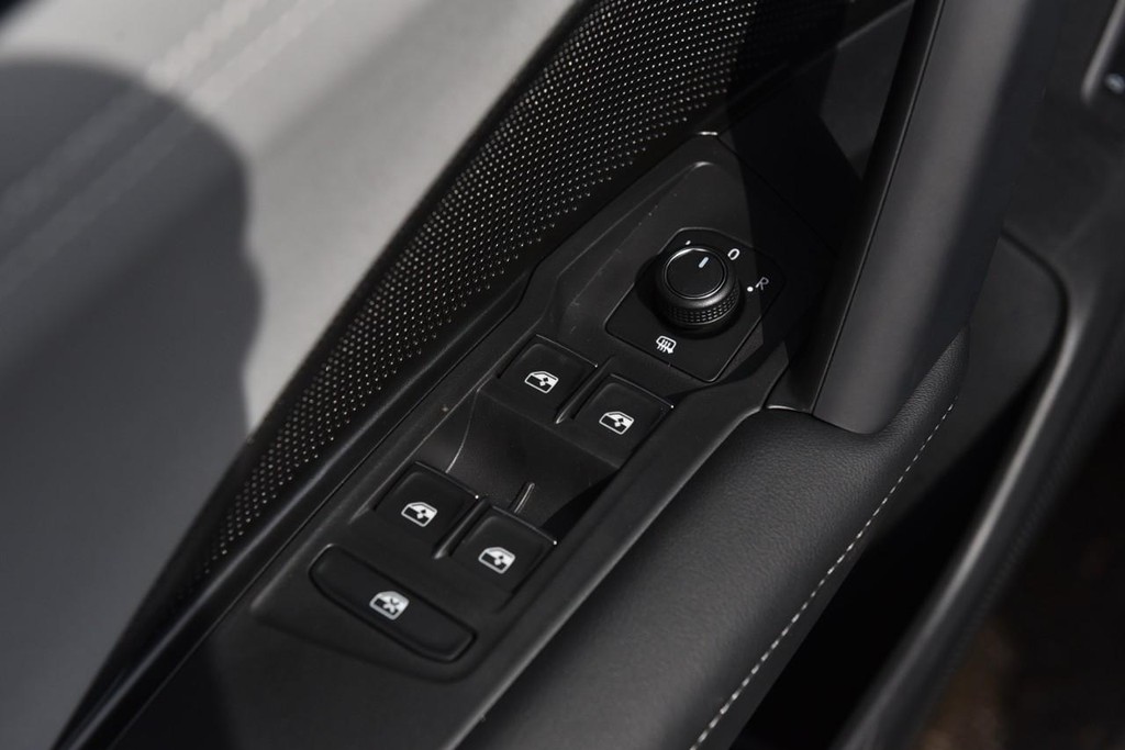 Volkswagen Tiguan Vehicle Full-screen Gallery Image 8