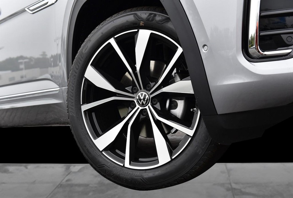 Volkswagen Atlas Cross Sport Vehicle Full-screen Gallery Image 3