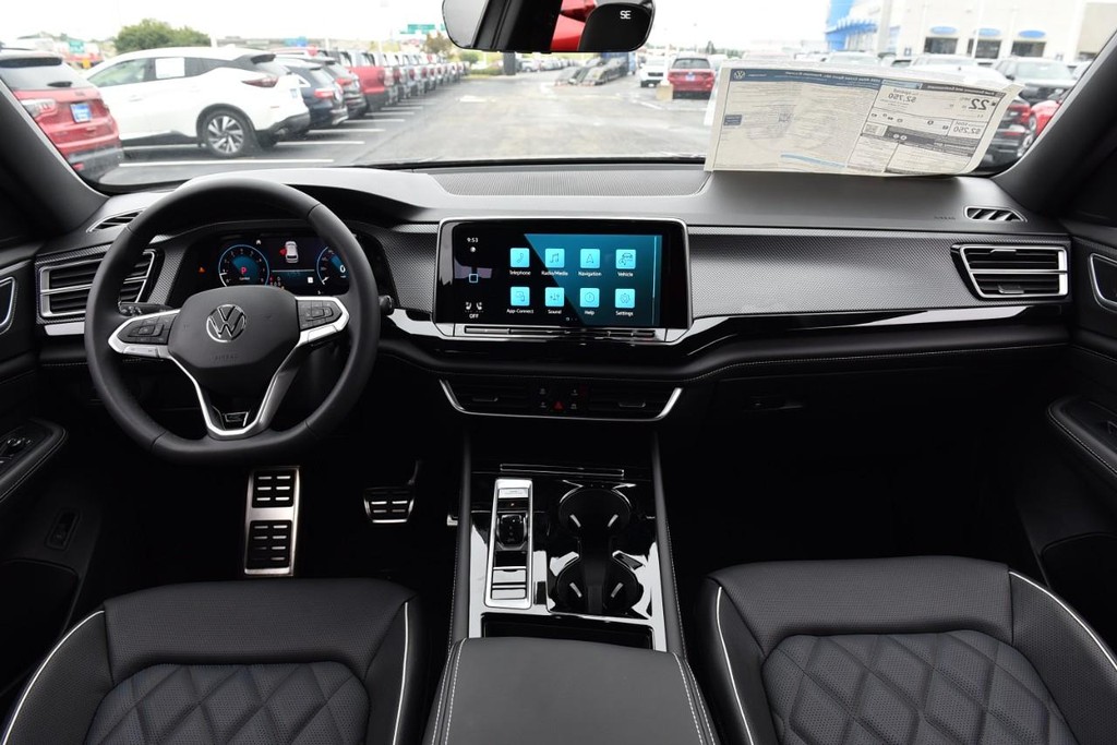 Volkswagen Atlas Cross Sport Vehicle Full-screen Gallery Image 7