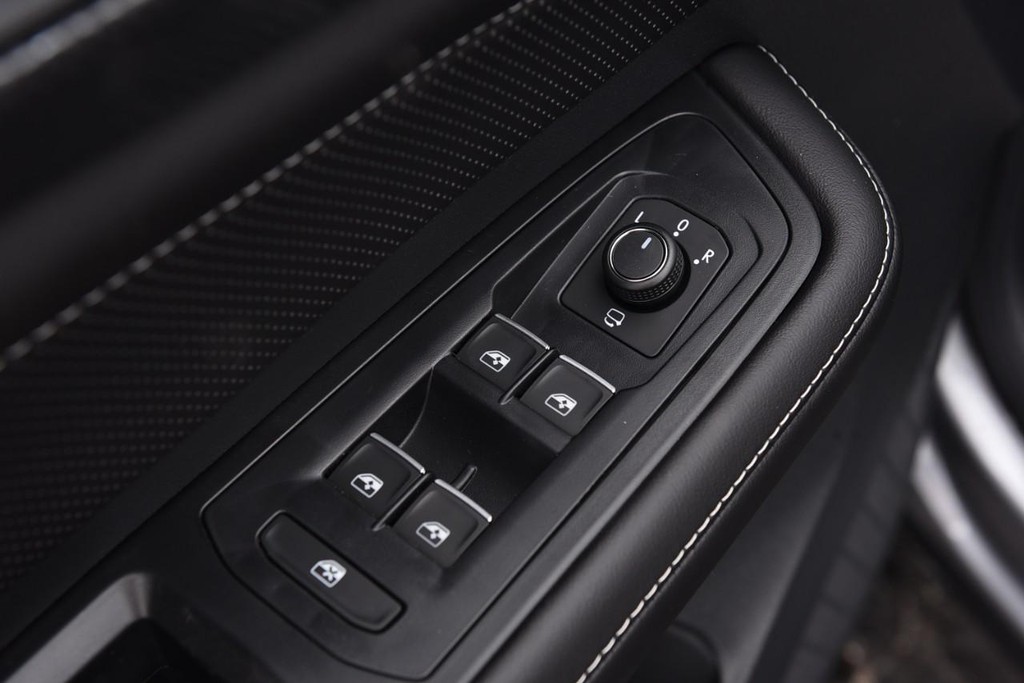 Volkswagen Atlas Cross Sport Vehicle Full-screen Gallery Image 8
