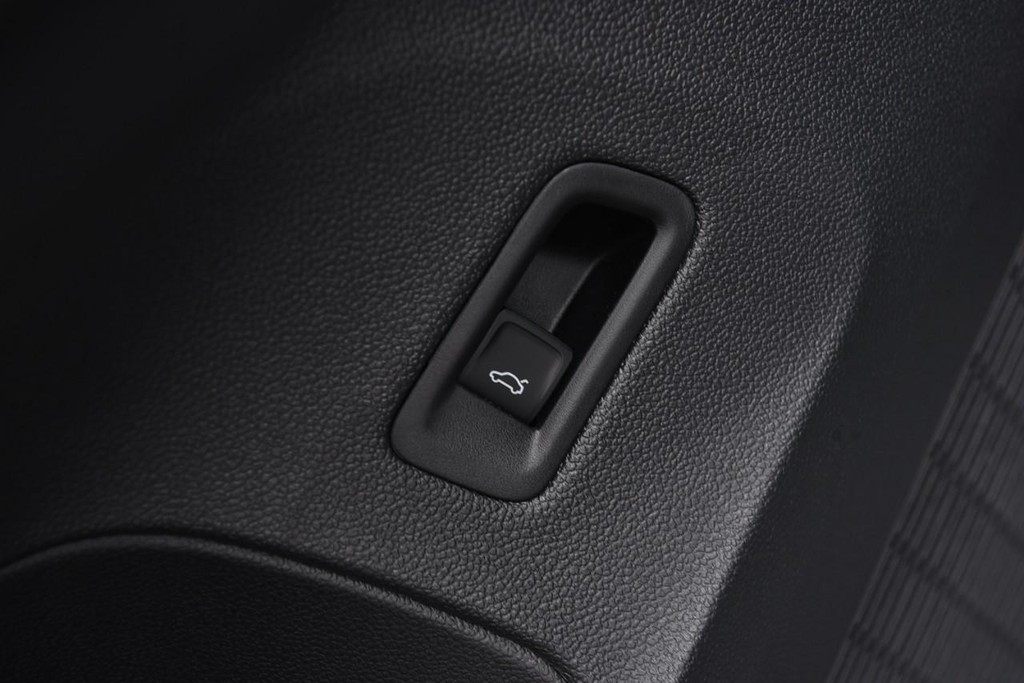 Volkswagen Atlas Cross Sport Vehicle Full-screen Gallery Image 9