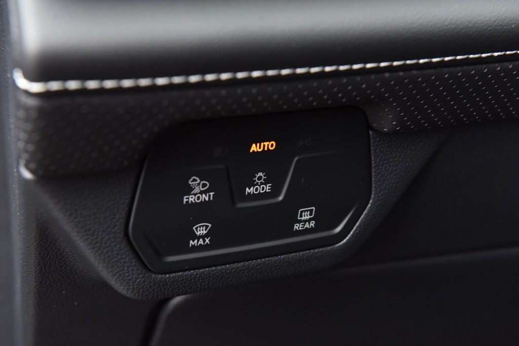 Volkswagen Atlas Cross Sport Vehicle Full-screen Gallery Image 11