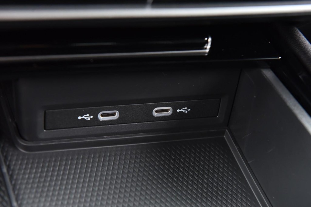 Volkswagen Atlas Cross Sport Vehicle Full-screen Gallery Image 16
