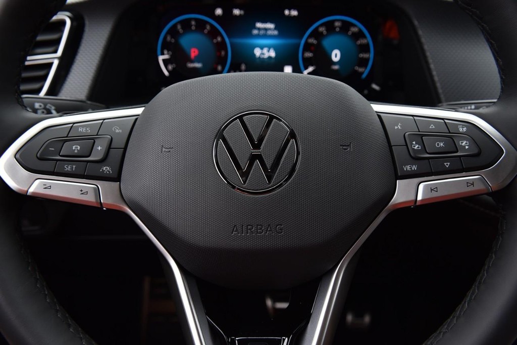 Volkswagen Atlas Cross Sport Vehicle Full-screen Gallery Image 18