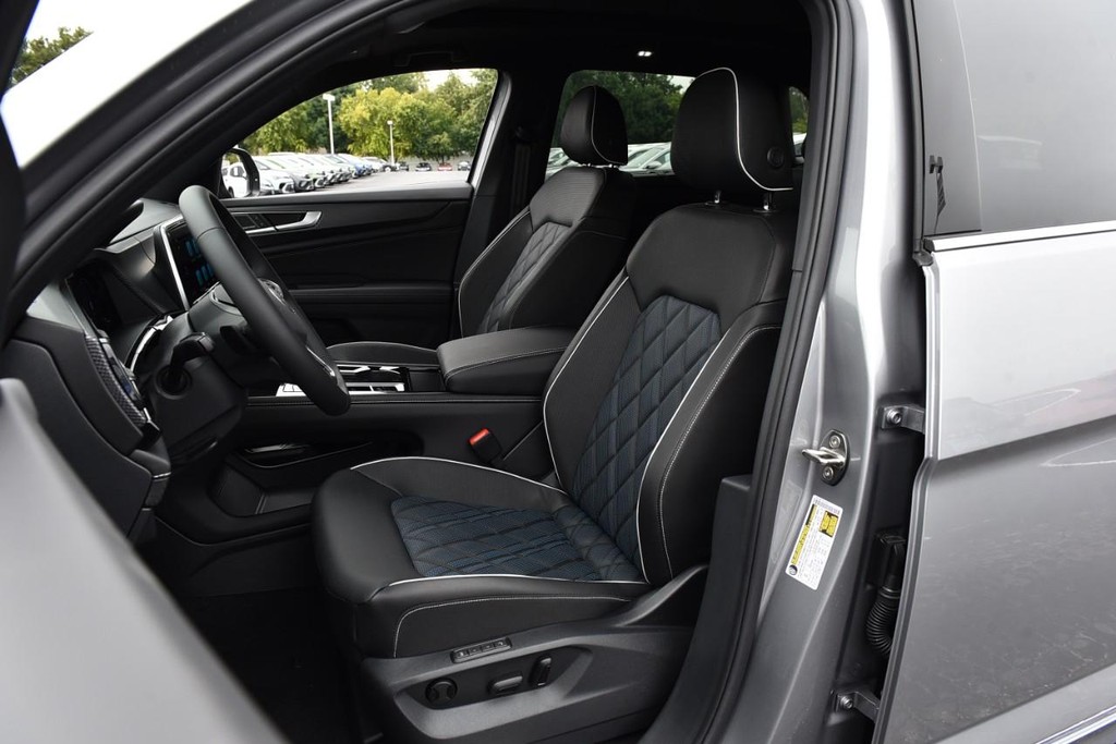 Volkswagen Atlas Cross Sport Vehicle Full-screen Gallery Image 19