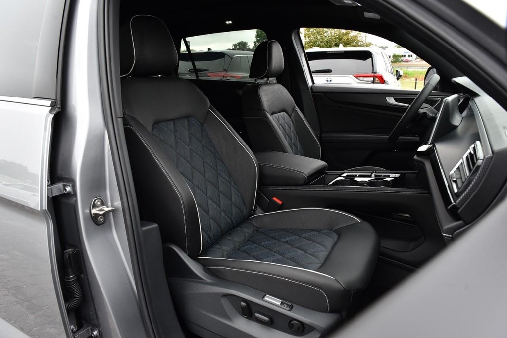 Volkswagen Atlas Cross Sport Vehicle Full-screen Gallery Image 20