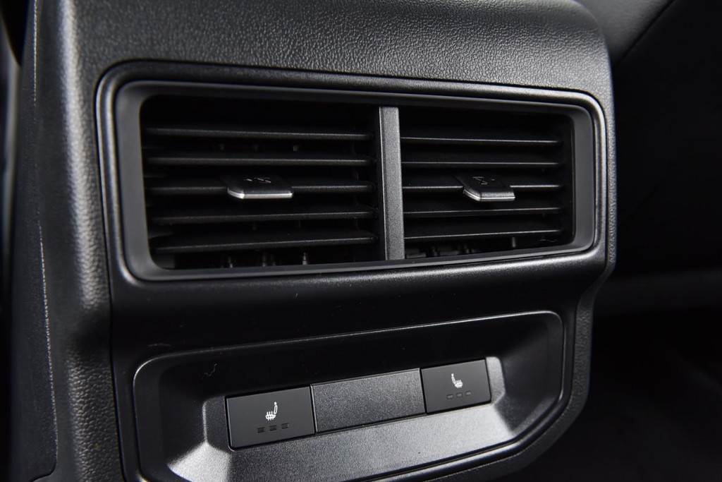 Volkswagen Atlas Cross Sport Vehicle Full-screen Gallery Image 23