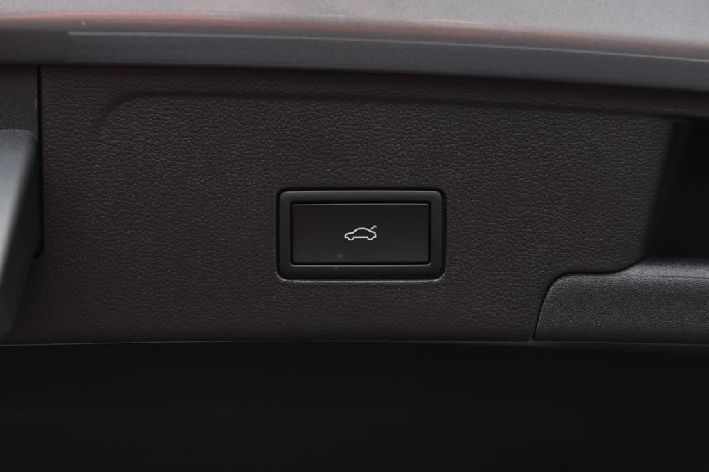 Volkswagen Atlas Cross Sport Vehicle Full-screen Gallery Image 26