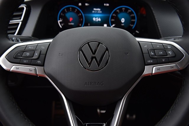 Volkswagen Atlas Cross Sport Vehicle Image 18