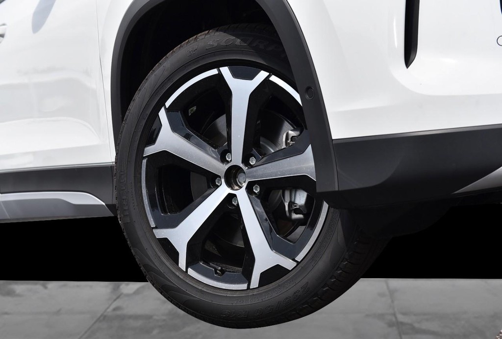 Volkswagen Tiguan Vehicle Full-screen Gallery Image 3