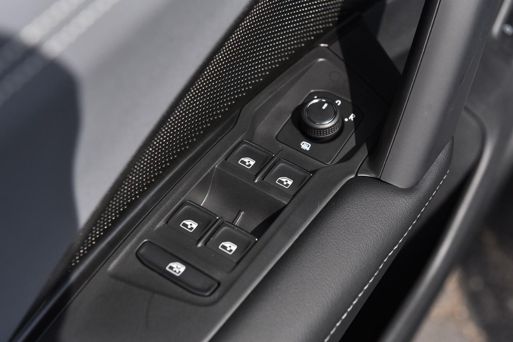 Volkswagen Tiguan Vehicle Full-screen Gallery Image 8