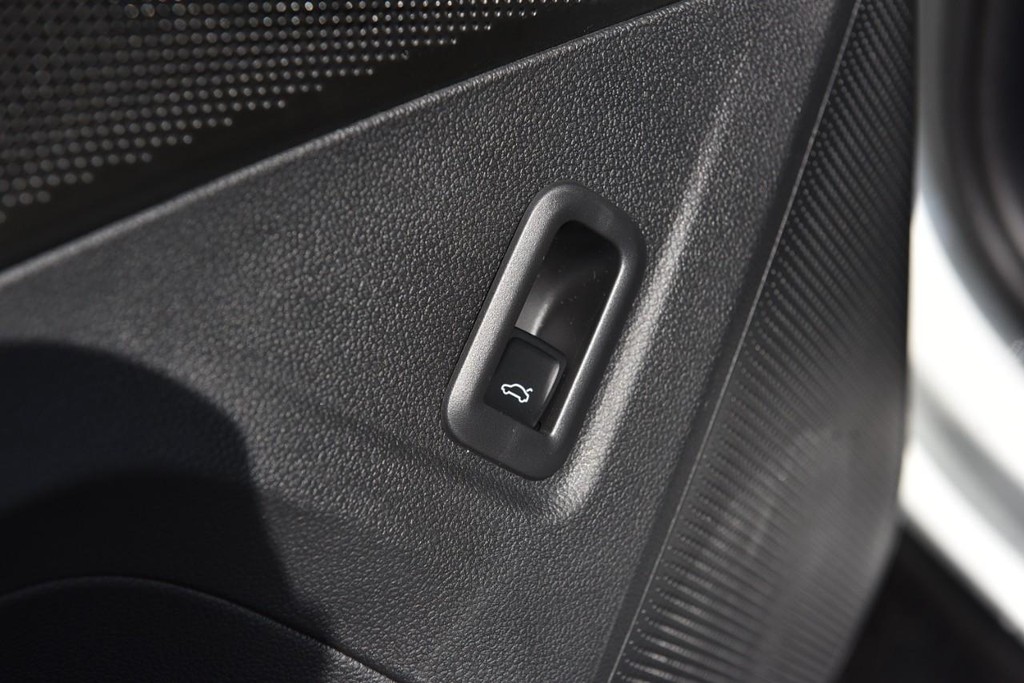 Volkswagen Tiguan Vehicle Full-screen Gallery Image 9