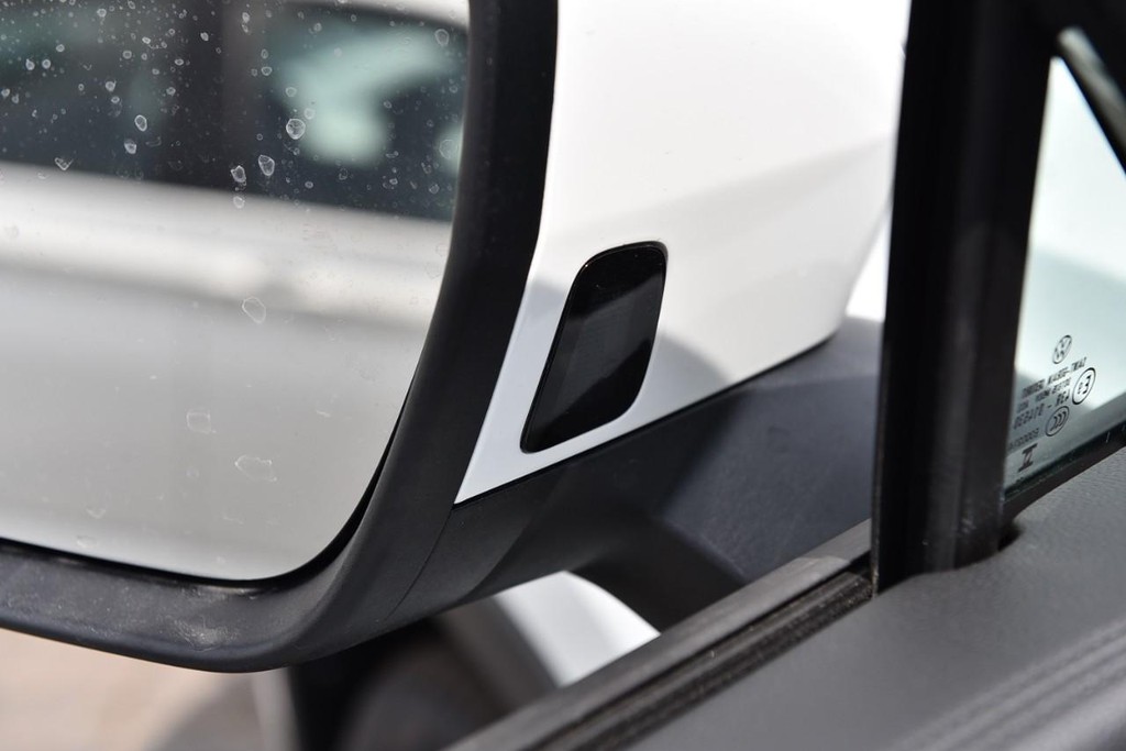 Volkswagen Tiguan Vehicle Full-screen Gallery Image 10