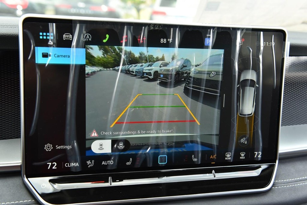 Volkswagen Tiguan Vehicle Full-screen Gallery Image 13