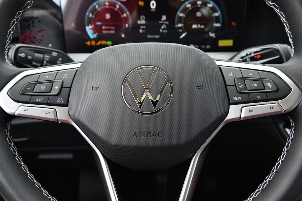 Volkswagen Tiguan Vehicle Full-screen Gallery Image 18
