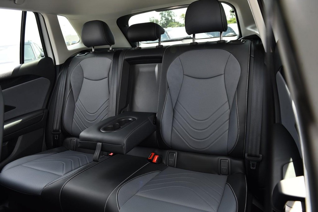 Volkswagen Tiguan Vehicle Full-screen Gallery Image 21