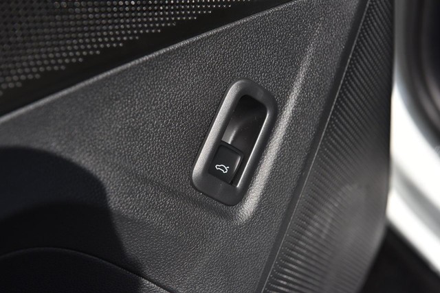 Volkswagen Tiguan Vehicle Image 09