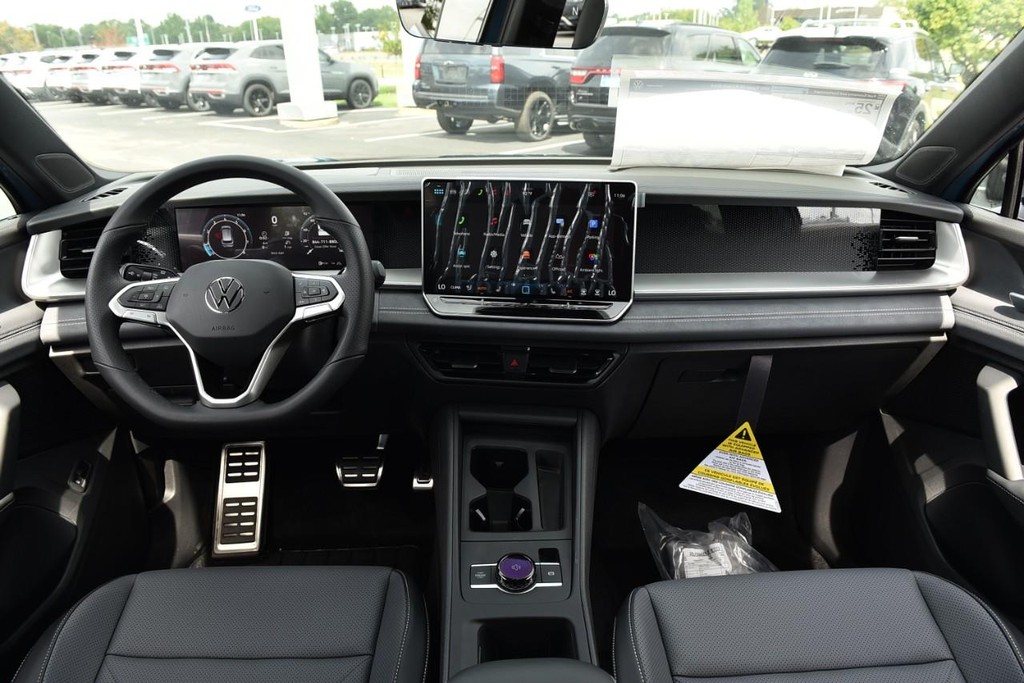Volkswagen Tiguan Vehicle Full-screen Gallery Image 7