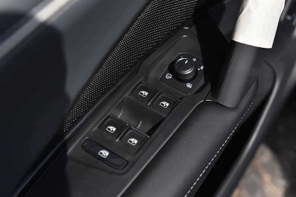Volkswagen Tiguan Vehicle Full-screen Gallery Image 8
