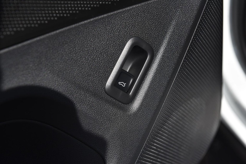 Volkswagen Tiguan Vehicle Full-screen Gallery Image 9