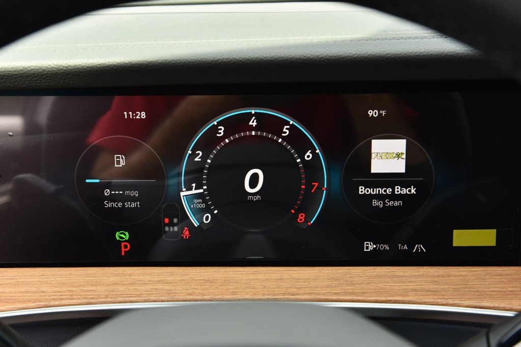 Volkswagen Tiguan Vehicle Full-screen Gallery Image 12