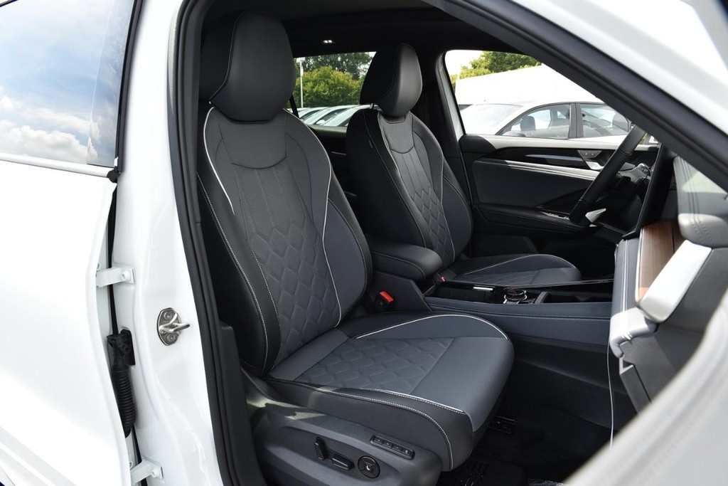 Volkswagen Tiguan Vehicle Full-screen Gallery Image 19