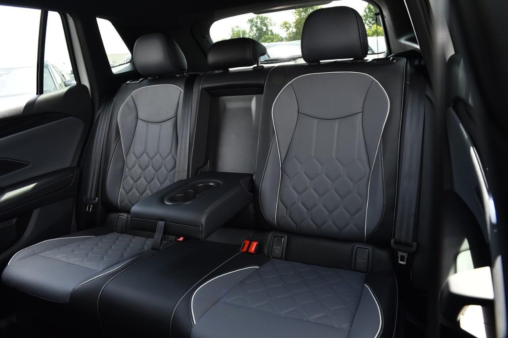 Volkswagen Tiguan Vehicle Full-screen Gallery Image 21