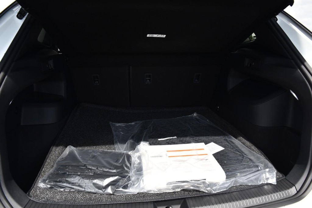 Volkswagen Tiguan Vehicle Full-screen Gallery Image 24