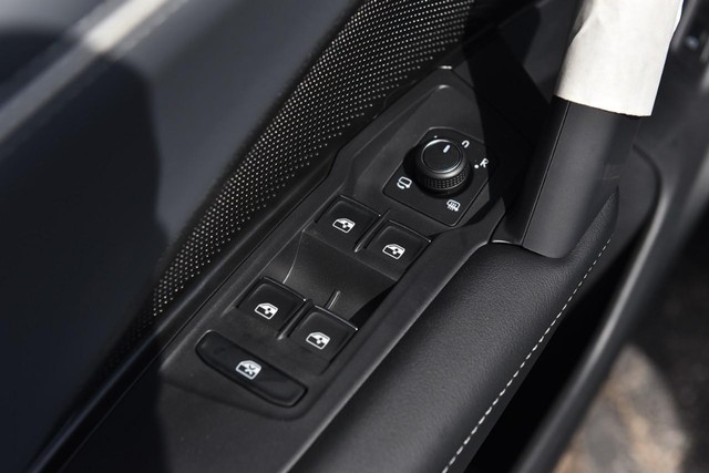 Volkswagen Tiguan Vehicle Image 08