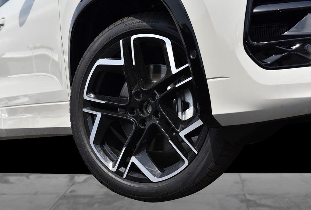 Volkswagen Tiguan Vehicle Full-screen Gallery Image 3