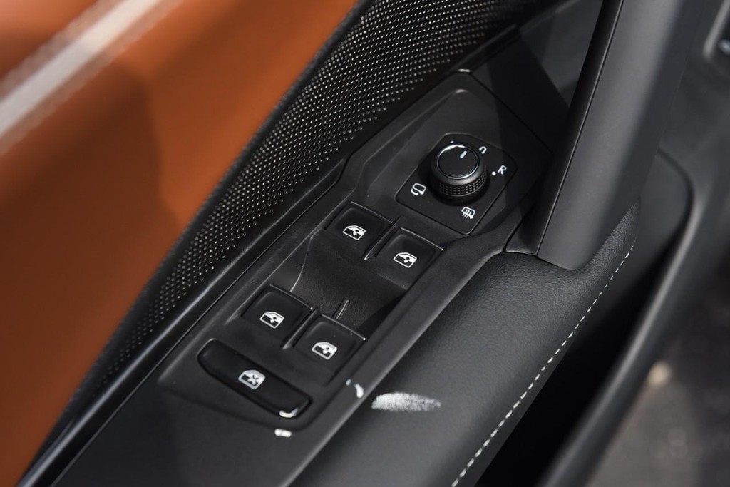 Volkswagen Tiguan Vehicle Full-screen Gallery Image 8
