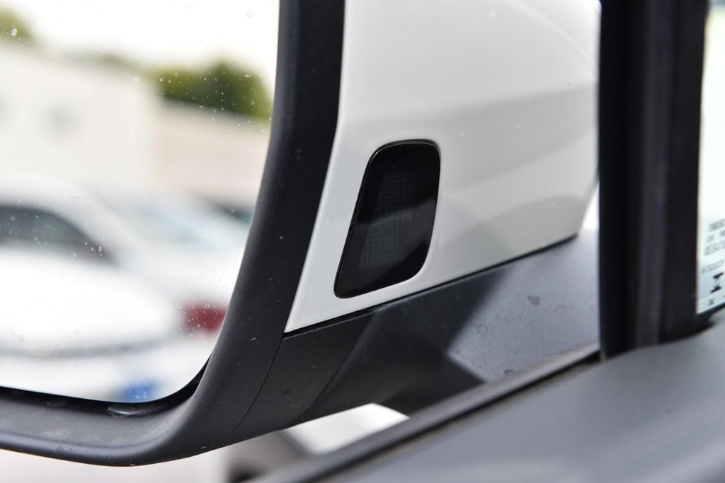 Volkswagen Tiguan Vehicle Full-screen Gallery Image 10