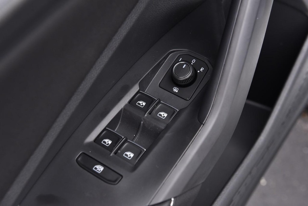 Volkswagen Jetta Vehicle Full-screen Gallery Image 8