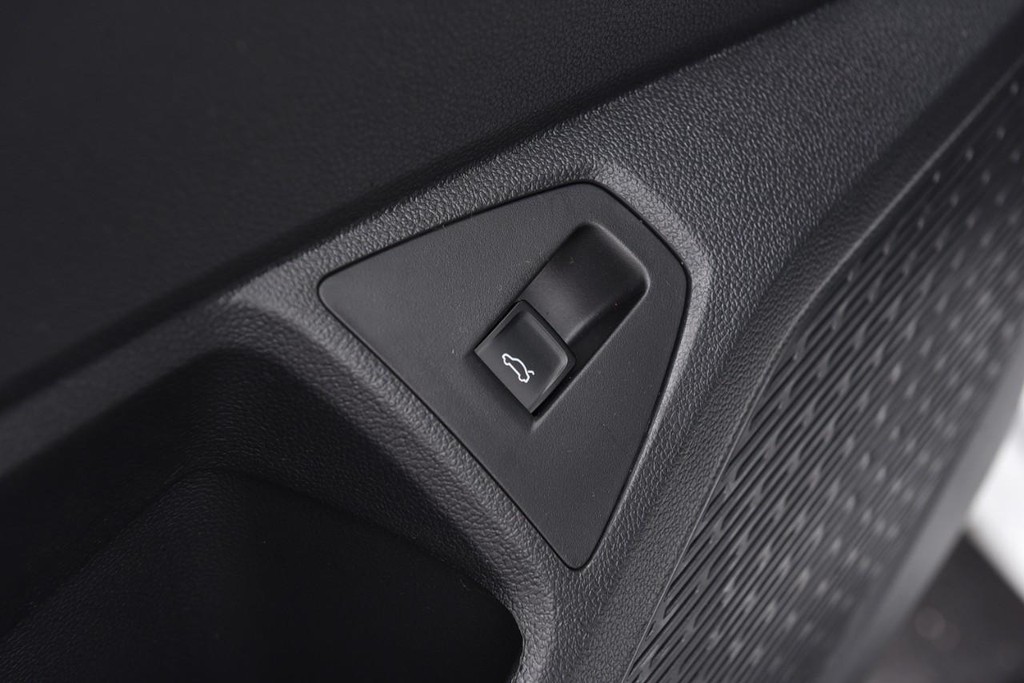 Volkswagen Jetta Vehicle Full-screen Gallery Image 9