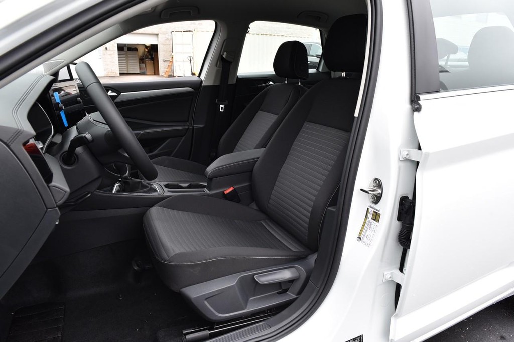 Volkswagen Jetta Vehicle Full-screen Gallery Image 20