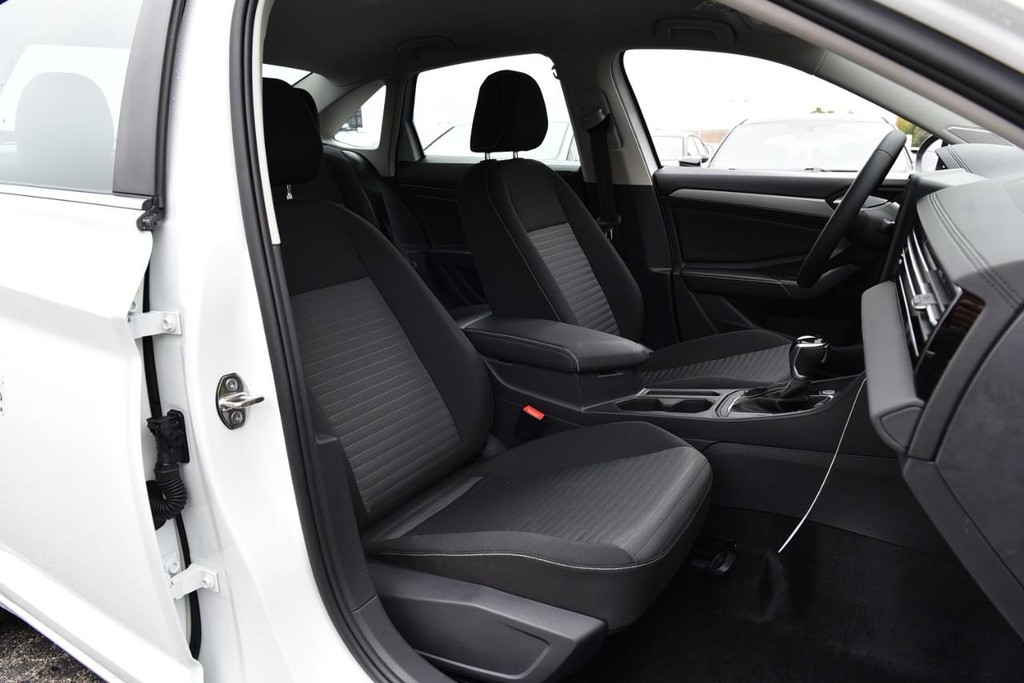 Volkswagen Jetta Vehicle Full-screen Gallery Image 21